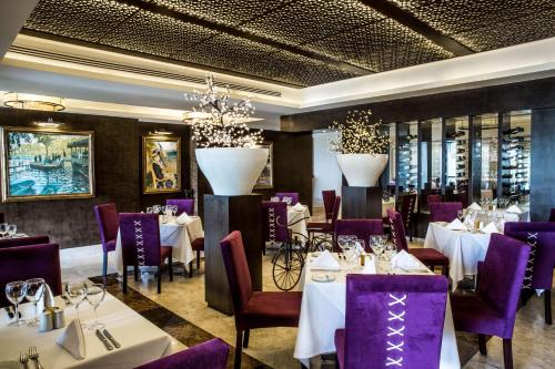 圣何塞德尔卡沃兹瓦洛斯卡沃斯凯悦酒店 - 全包的餐厅配有白色桌子和紫色椅子
