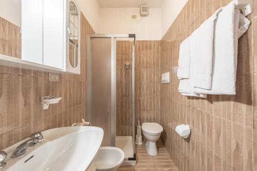 维塔罗Albergo Cinzia的带淋浴、盥洗盆和卫生间的浴室