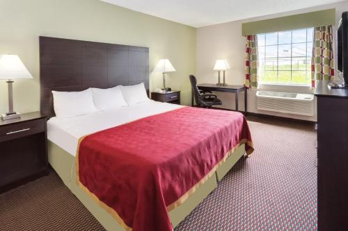 伯洛伊特伯洛伊特贝蒙特旅馆套房酒店的一间设有大床和窗户的酒店客房