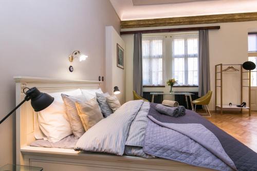布拉格Apartment Nebovidy I - Free Parking - Terrace - Air Conditioning的一间卧室配有一张带枕头的大床