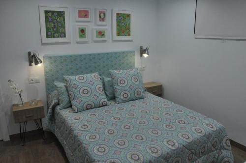 弗里希利亚纳La Casita De Angela的一间卧室配有一张带蓝色棉被和枕头的床