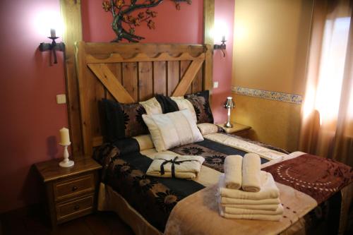 拉斯卡弗里亚Apartamentos Rurales "La Cabaña"的一间卧室配有带毛巾的床