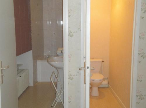 索里耶马格纳酒店的一间带卫生间和水槽的浴室