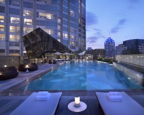 深圳深圳君悦酒店的大楼顶部的大型游泳池