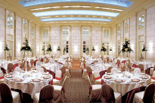 门多萨门多萨柏悦水疗赌场酒店的宴会厅配有白色的桌椅