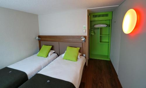 阿尔比钟楼阿尔比中央酒店的绿白色客房内的两张床