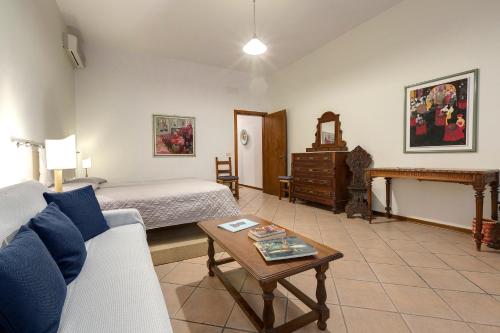 佛罗伦萨阿蒂利奥公寓的客厅配有床和桌子