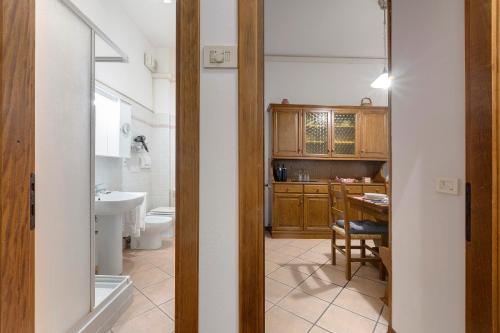 佛罗伦萨阿蒂利奥公寓的一间带水槽、卫生间和桌子的浴室