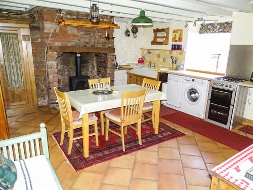 TweedmouthThe Lookout的厨房配有桌椅和炉灶。