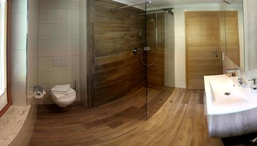 皮森多夫 萨尔斯艾赫里克之家公寓的带淋浴、卫生间和盥洗盆的浴室