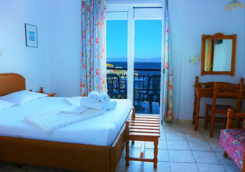 萨索斯Akti Hotel的一间卧室配有一张床,享有海景