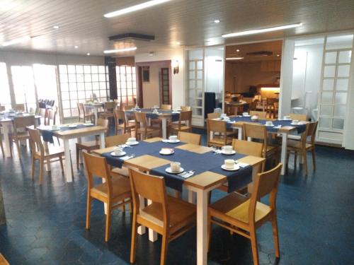 托雷拉韦加马尔克斯德桑蒂拉纳酒店的用餐室配有木桌和椅子