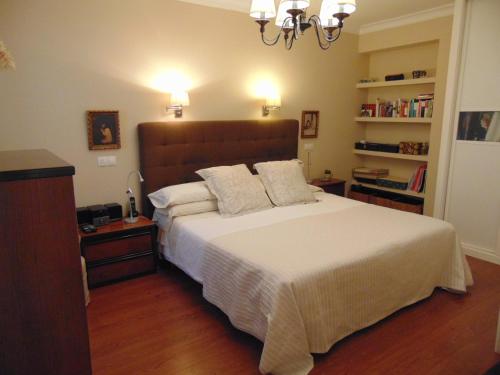 拉科鲁尼亚Apartamento Riazor Coruña的卧室配有一张带白色床单和枕头的大床。