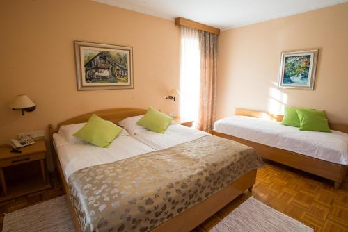 布莱德Penzion Mayer的酒店的客房 - 带两张带绿色枕头的床