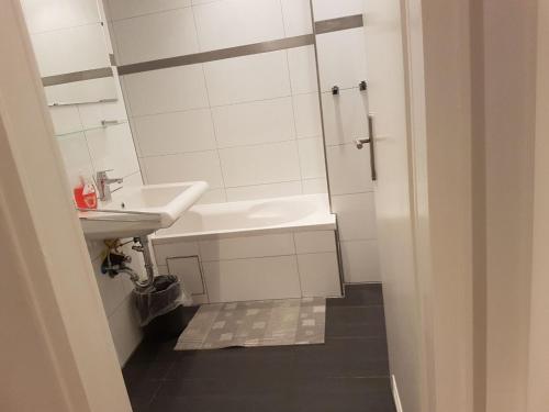 哈恩Wohnung Weitblick Haan的白色的浴室设有水槽和镜子