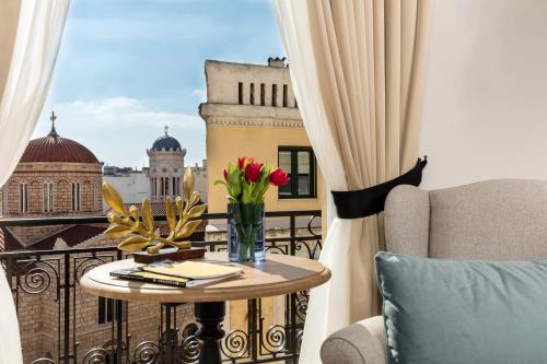 雅典雅典大厦豪华套房酒店的阳台上的花瓶桌子