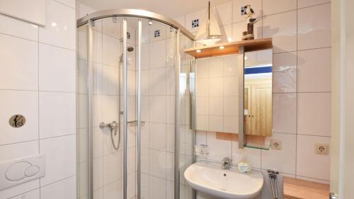 巴贝Ferienwohnung-Ruegenzauber的带淋浴和盥洗盆的浴室