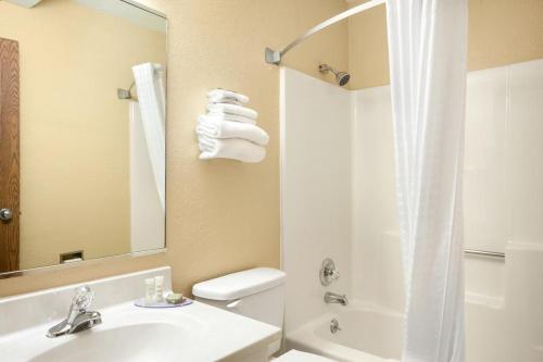伯灵顿伯灵顿速8酒店的一间带水槽、卫生间和淋浴的浴室