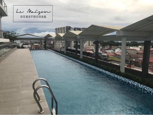 怡保怡保八角乐玛森公寓的享有度假村游泳池的景致