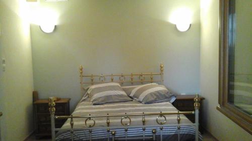 韦尔东的埃斯帕隆domisiladoré的卧室内的一张床位,配有两个枕头