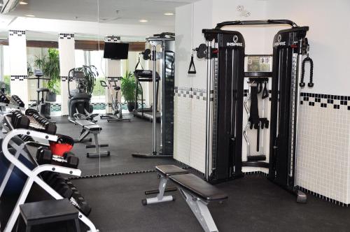 基洛纳Hotel Eldorado at Eldorado Resort的健身房设有数台跑步机和健身器材