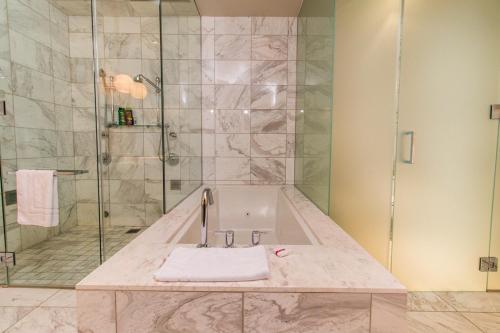 拉斯维加斯Dream Penthouse at Palms Place的浴室配有浴缸、淋浴和水槽