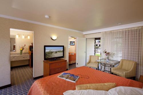 圣罗莎最佳西方花园酒店的配有一张床和一台平面电视的酒店客房