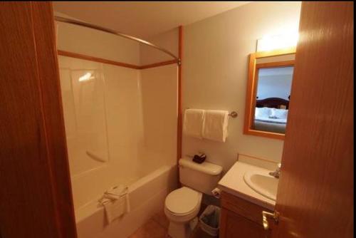 海莱夫尔行政大楼套房酒店&会议中心的浴室配有白色卫生间和盥洗盆。