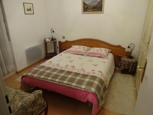 科尔马Klipfel Little Venice的一间卧室配有带粉红色枕头的床。