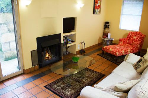 霍尔斯加普Marwood Villas的带沙发和壁炉的客厅