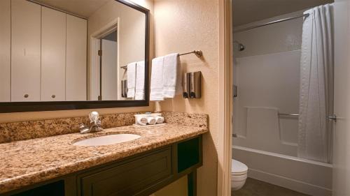 尤巴城尤巴贝斯特韦斯特城市酒店的一间带水槽、卫生间和镜子的浴室