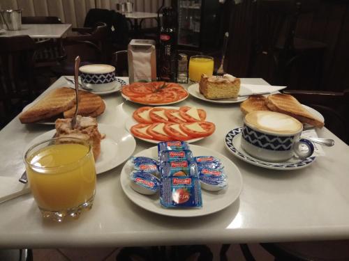卡斯特罗卡尔德拉斯卡尔德拉斯之家酒店的餐桌上放有食物和橙汁