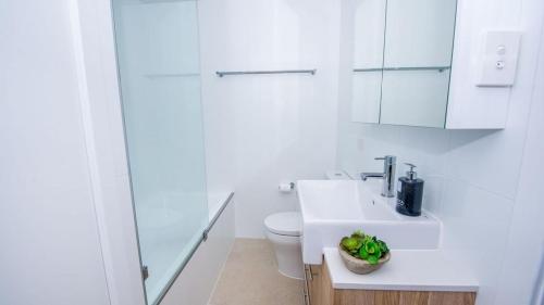 科莱特克勒特日落公寓的白色的浴室设有卫生间和水槽。