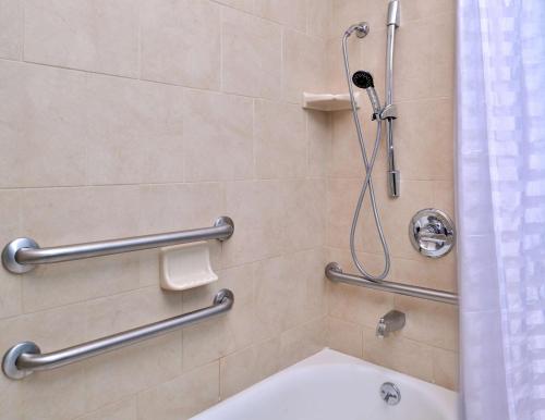 加登城凯悦广场花园城市酒店的带淋浴、卫生间和盥洗盆的浴室