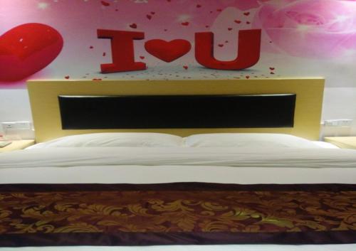 赣州骏怡连锁江西赣州章贡区南门广场文清路店的一张带有我爱的标志的床