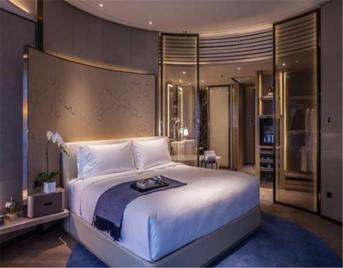 北京北京三里屯通盈中心洲际酒店的卧室配有一张白色大床