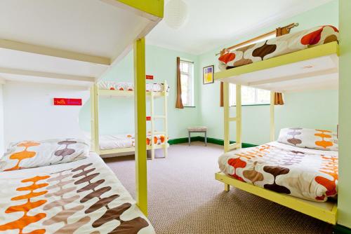 因弗内斯学生旅舍客房内的一张或多张双层床