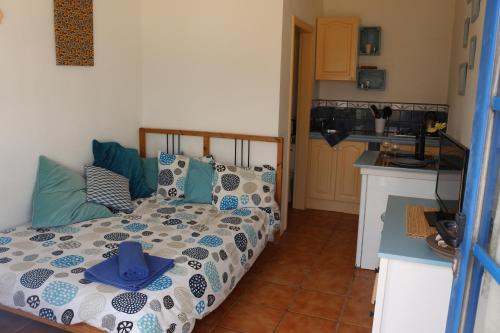 塞博河畔卡莱塔Casita del Rio 2的一间卧室配有一张床和一个小厨房