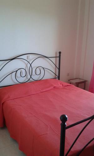 诺亚福克海滨乡村民宿的一间卧室配有红色的床和红色毯子