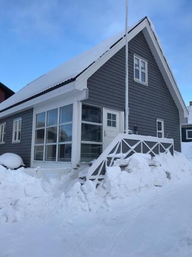 努克努克酒店 - 纳诺克别墅的前面有雪的房子