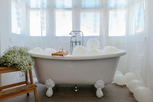 阿拉恰特Alaçatı Casa Bella +12的带窗户的浴室内的白色浴缸