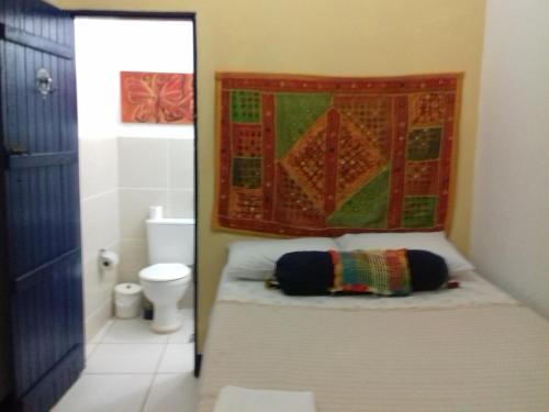 科鲁里皮Casarão do Pontal的一间带床和卫生间的小浴室