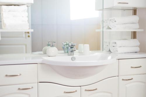克里斯蒂安斯费尔德格瑞斯库伽米勒酒店的白色的浴室设有水槽和毛巾。