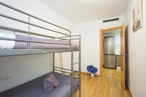 马塔罗Matarolux 14的一间带两张双层床的卧室和走廊