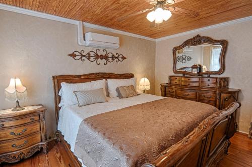 烟囱岩Broad River Inn的一间卧室配有一张大床和镜子
