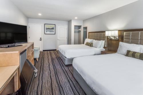 伯克利伯克利旅行者酒店的酒店客房设有两张床和一台平面电视。