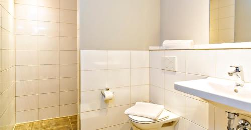 巴特沃里斯霍芬das MAX Appartementhaus的白色的浴室设有卫生间和水槽。