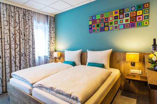 巴特沃里斯霍芬das MAX Appartementhaus的一间卧室配有一张蓝色墙壁的床