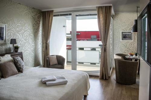 赫拉德茨 - 克拉洛韦Apartment Holata 401的一间卧室配有一张床,上面有两条毛巾