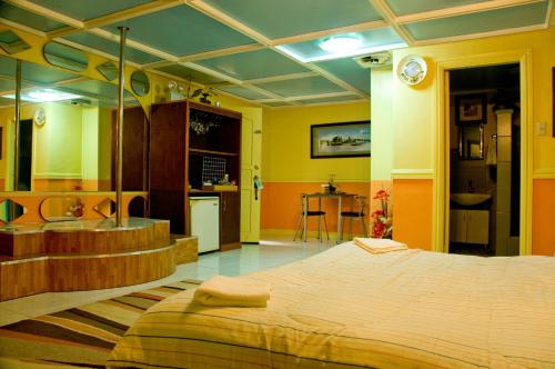 安吉利斯可莫斯酒店和餐厅的一间带大床的卧室和一间厨房